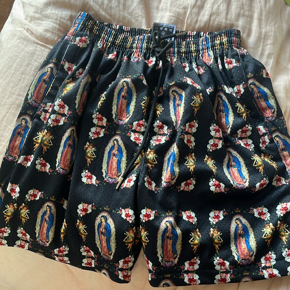All Pesos No Besos Virgen de Guadalupe Basketball shorts